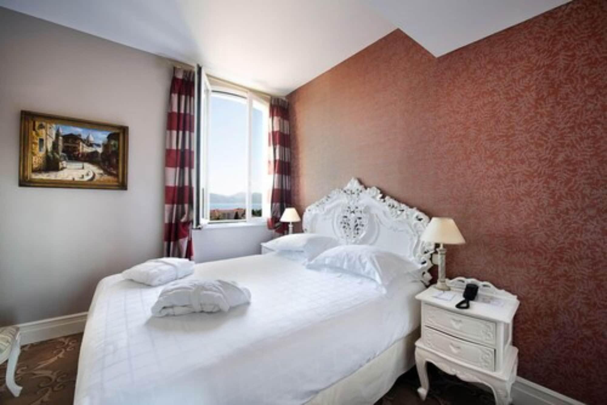 Château De La Tour Hotel 4*